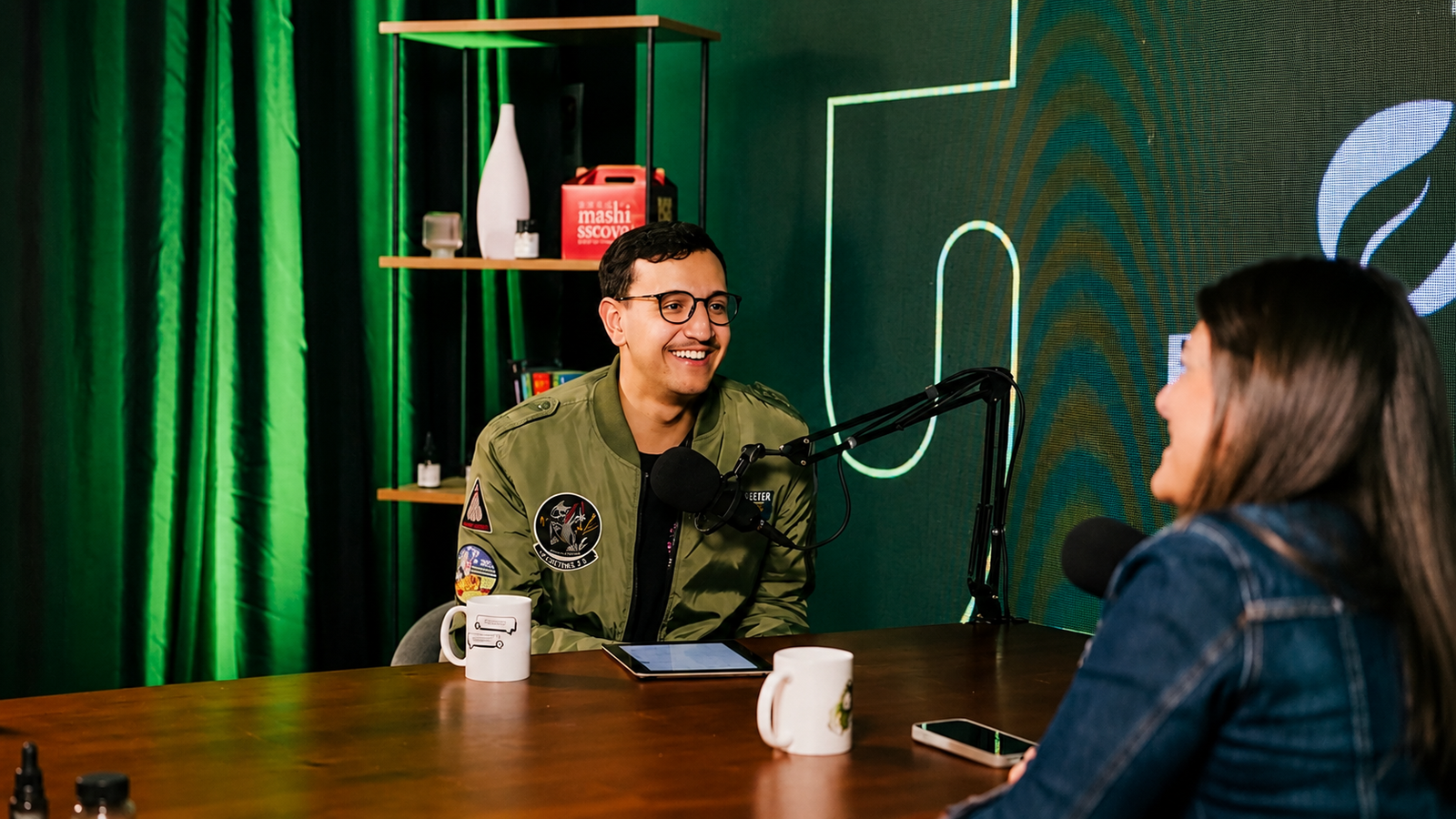 2 pessoas no podcast
